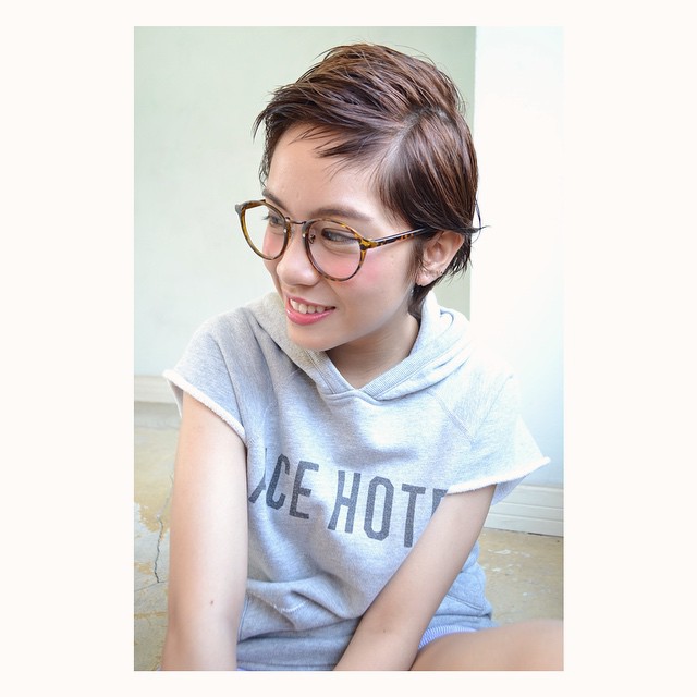 ショートヘアスタイル  眞治格 ナチュラル カジュアル ラフ 透明感 千葉 愛され モテ デニムパンツ