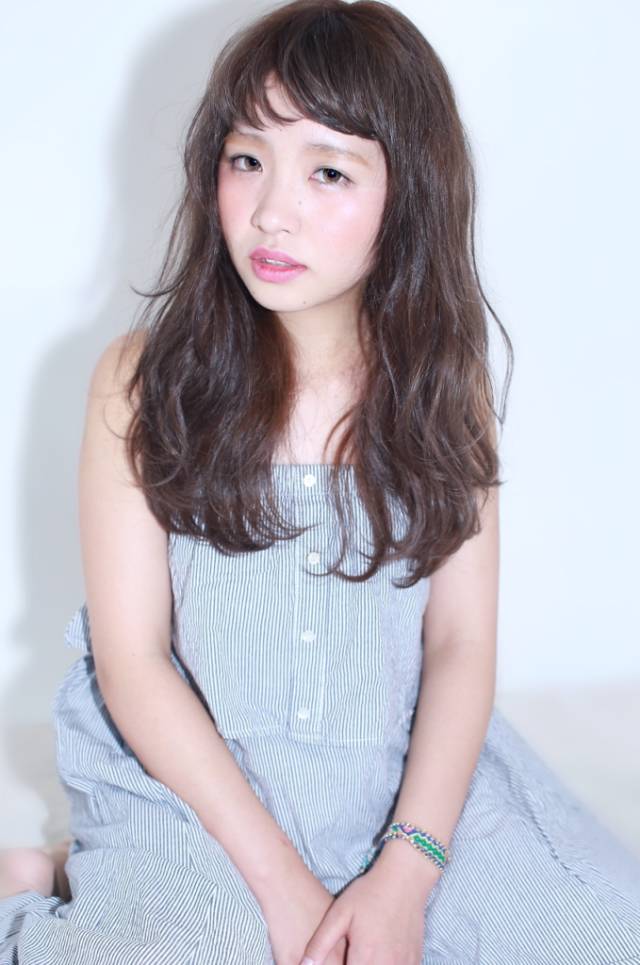 ミディアムヘアスタイル  外国人風 ミディアム パーマ 無造作 ノットヘアー アッシュ オフェロ かきあげバング ラフ 透明感 外ハネ アッシュベージュ ウェーブ 耳かけ ROVERSI