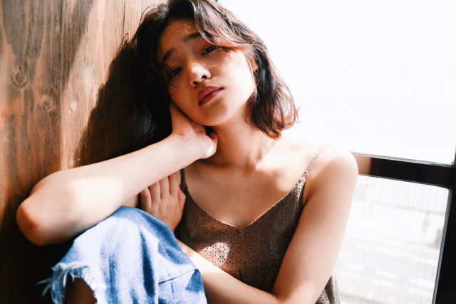 セミロングヘアスタイル  うざバング 無造作 外国人風 黒髪 ラフ 耳かけ 外ハネ アンニュイ かきあげバング 結婚式 透明感 ウェーブ アッシュ 波ウェーブ ブルージュ イクシェル 大阪 豊中 フォト