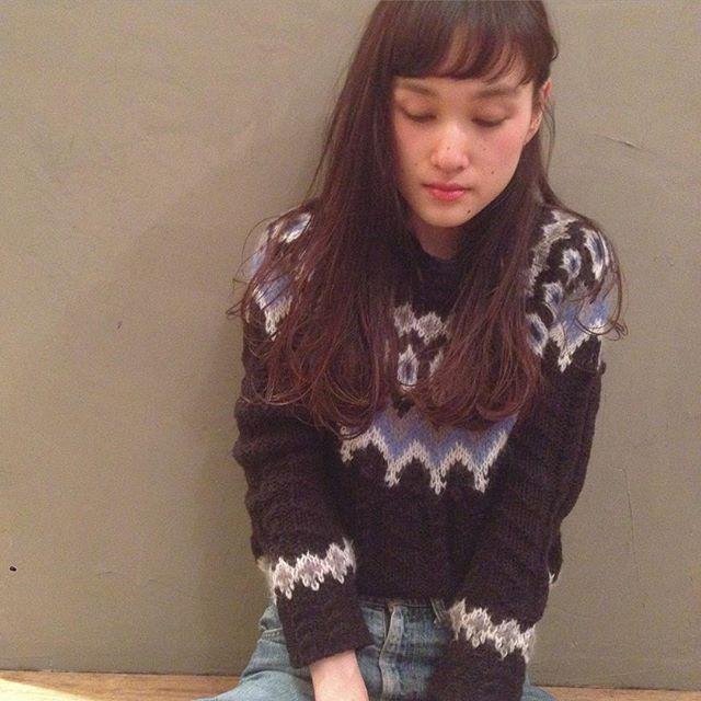 ロングヘアスタイル  ショートバング 眉上バング 無造作 ラフ 耳かけ 透明感 ニット デニム MIYAKO