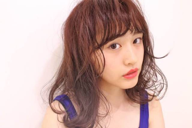 ミディアムヘアスタイル  carlm シースルーバング ラフ アンニュイ ウェット 透明感 minastyle 福岡美容室 今泉美容室 グラデーションカラー