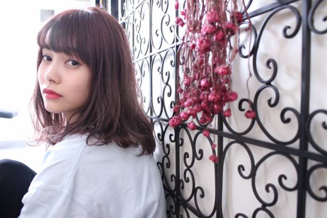 ボブヘアスタイル  HOEK HOEK うざバング センターパート シースルーバング 無造作 外国人風 ラフ 耳かけ 外ハネ アンニュイ ウェット かきあげバング 透明感 デニム ウェーブ アッシュ