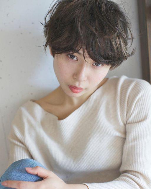 ヘアアレンジヘアスタイル  お団子 アレンジ ほつれ ミディアム カラーレスメイク ナチュラル D'na