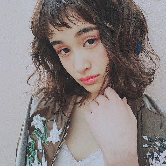 ミディアムヘアスタイル  ピンク スカジャン メイク 外はね くせ毛風 ショートバング 眉上バング