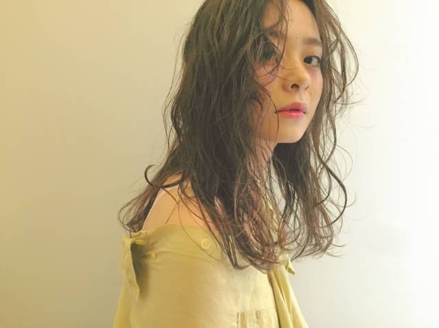 ロングヘアスタイル  うざバング センターパート シースルーバング 無造作 外国人風 ラフ 黒髪 耳かけ アンニュイ ウェット かきあげバング 透明感 デニム ウェーブ アッシュ