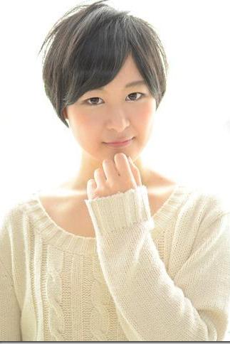 ボブヘアスタイル  MAYUKA ABE ダークトーン 黒髪 ショートバング 眉上バング 赤リップ ボーダー 表参道 LAURUN