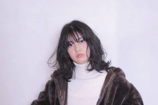 ミディアムヘアスタイル  ダークトーン アッシュ ブルーブラック 池袋 シースルーバング セミウェット ドライヘア ミディアム カジュアル おしゃれ フォトジェニック かわいい 学生 ファーコート winter Aujua ハイライト