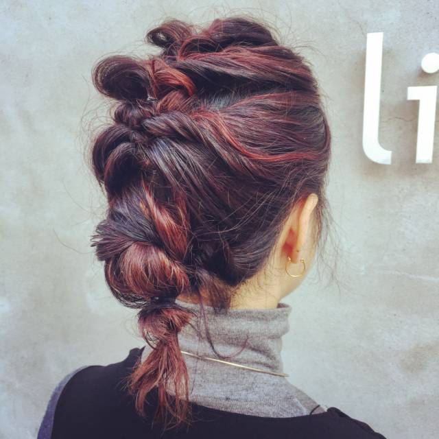 ヘアアレンジヘアスタイル  Liike 編みこみ 無造作 外国人風 ラフ アンニュイ ウェット 結婚式 ウェーブ ダークトーン モテ 簡単スタイリング 好感度 カラー