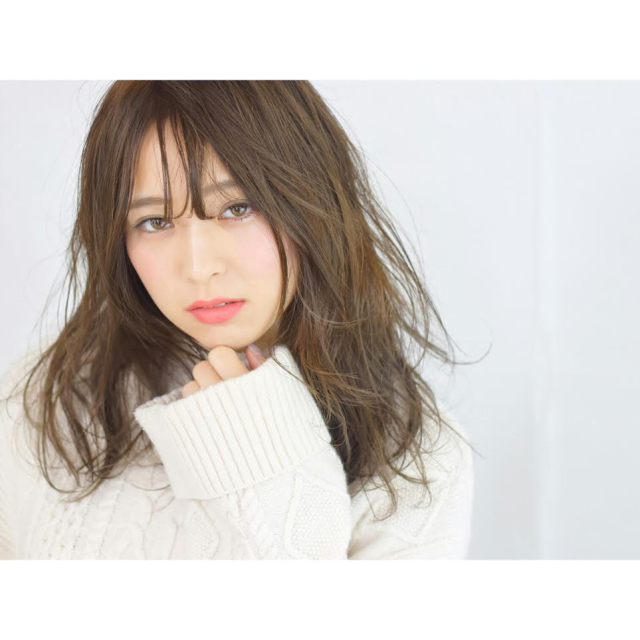 セミロングヘアスタイル  AMILI おフェロ くせ毛風 うざバング ラフ 透明感 アッシュ シースルーバング 外国人風 アンニュイ ウェーブ 無造作