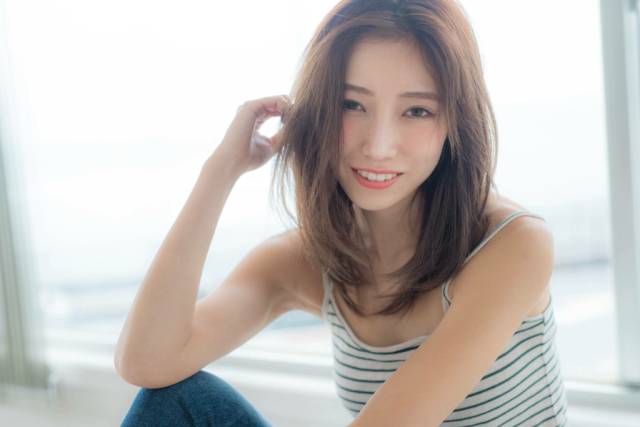 ミディアムヘアスタイル  センターパート 無造作 ラフ アンニュイ 透明感 アッシュ ナチュラル 抜け感