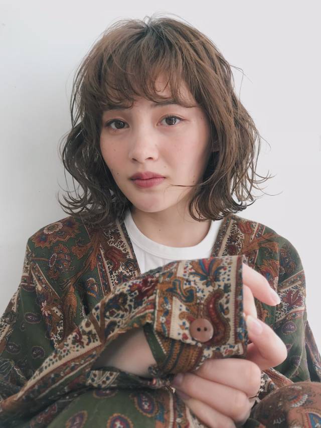 ボブヘアスタイル  ラフ 外ハネ アンニュイ ウェーブ ナチュラル 切りっぱなしボブ 透明感 抜け感 ハイライト 外国人風 シースルーバング