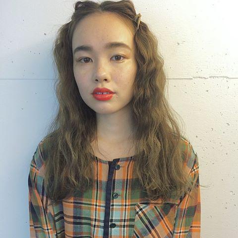 ロングヘアスタイル  MAYUKA ABE センターパート 前髪アレンジ 波ウェーブ 無造作 ラフ カジュアル 赤リップ チェックシャツ ボヘミアン LAURUN