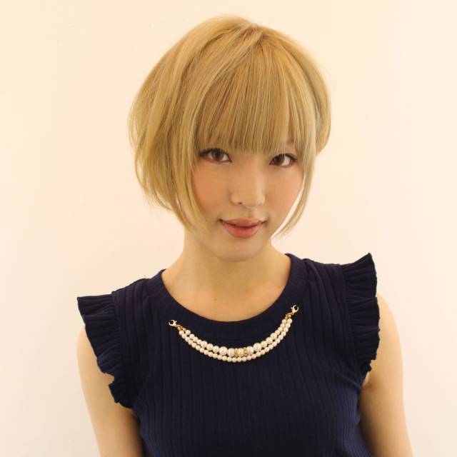 ボブヘアスタイル  ピンク カラー ウェーブ 眉上バング NYLON