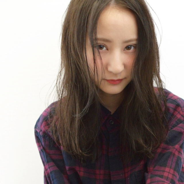 セミロングヘアスタイル  Lilou 前髪 束感前髪 ラフ シースルーバング 透明感 透明感カラー アッシュ 耳かけ 無造作 ウェーブ ショートバング 大人かわいい ウェット