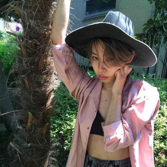 ミディアムヘアスタイル  朝妻 里美 センターパート 外はね くせ毛風 ラフ 外国人風 表参道 NORA Journey
