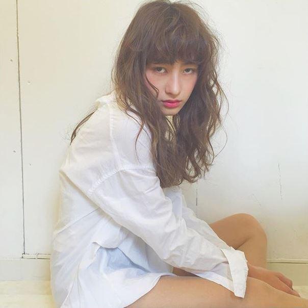 ロングヘアスタイル  名和秀祥 外国人風 透明感 無造作 ラフ くせ毛風 ミントアッシュ セミウェット 白シャツ 中目黒 鷲尾佳子 stand