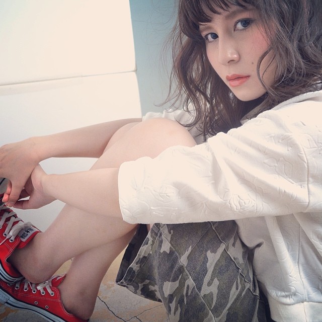 ミディアムヘアスタイル  山崎浩 ショートバング 眉上バング ダークトーン アッシュ 無造作 ラフ カジュアル スニーカー コンバース 立川