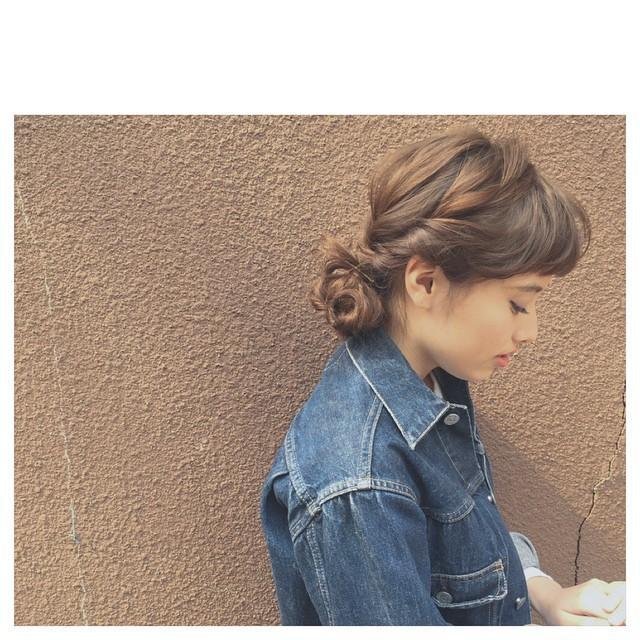 ヘアアレンジヘアスタイル  La Rica 耳かけ 外ハネ 黒髪 ラフ かきあげバング アンニュイ 透明感 デニム ウェット アッシュ ゴールドピン ストレート 外国人風 ウェーブ 結婚式 ショートバンク ブルージュ ハイライト アレンジ