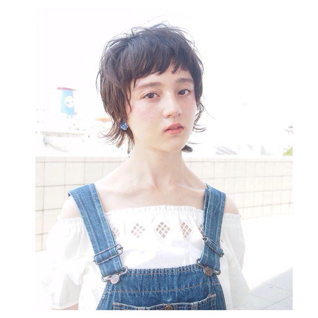 ショートヘアスタイル  齋藤愛 ダークトーン 黒髪 ショートバング 眉上バング 外国人風 透明感 外ハネ くせ毛風 無造作 ラフ デニム オフショルダー 表参道 青山