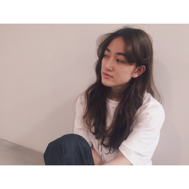 ロングヘアスタイル  アンニュイ 無造作 耳かけ ウェーブ