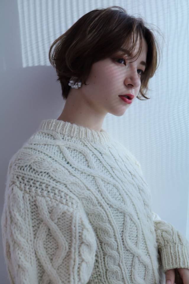 ボブヘアスタイル  ナチュラル ラフ 無造作 透明感 ウェット 外国人風 アンニュイ ウェーブ ダークトーン くせ毛風 表参道 デニム ルーズ アッシュ 抜け感 大人可愛い ショートボブ 外ハネ