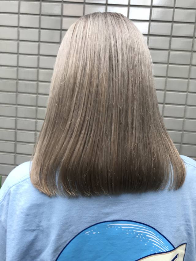 ミディアムヘアスタイル  CORNER アッシュ アッシュベージュ ベージュ 赤味除去 グレージュ ブリーチ