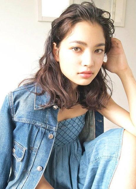 ミディアムヘアスタイル  ショートバング 眉上バング スカジャン キャミソール ピンク ピンクリップ 外ハネ メイク