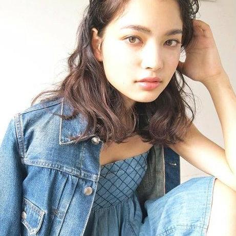 ミディアムヘアスタイル  齋藤愛 デニムジャケット くせ毛風 透明感 外国人風 FUDGE 表参道 青山