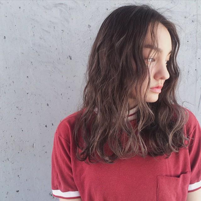 ボブヘアスタイル  ショートボブ ボブ ダークトーン グレージュ 黒髪 シースルーボブ 透明感 抜け感 ラフ 無造作 ナチュラル フェミニン おフェロ 色気 大人可愛い かわいい 耳掛け ワンカール