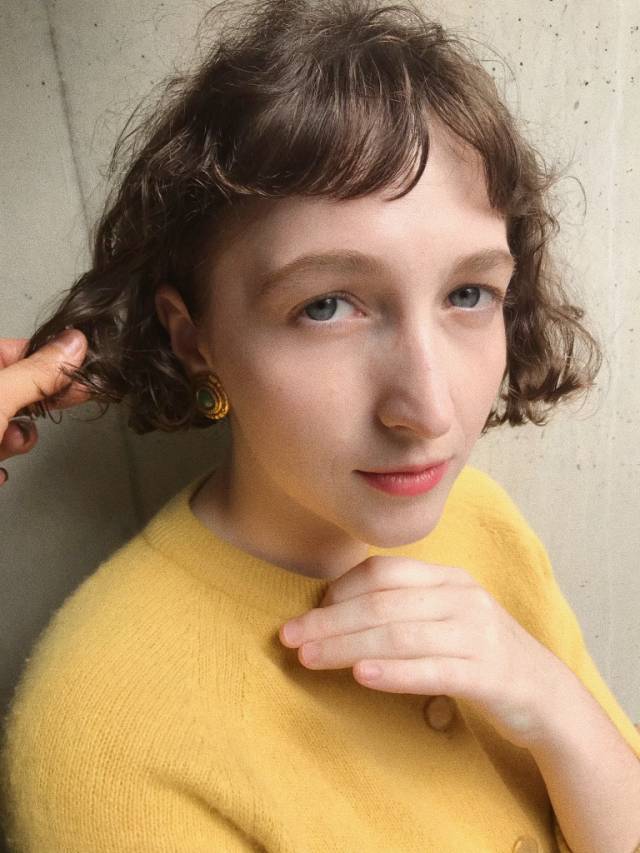 ロングヘアスタイル  MAYUKA ABE 無造作 ラフ くすみカラー アンニュイ フレンチルック 赤リップ 白T デニム 表参道 LAURUN