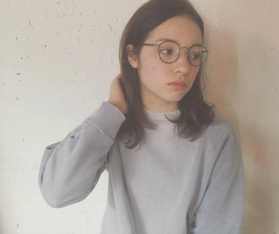 ミディアムヘアスタイル  内埜晃宏 耳かけ 外ハネ めがね ラフ ナチュラル アンニュイ 原宿 FUDGE スウェット meuvle