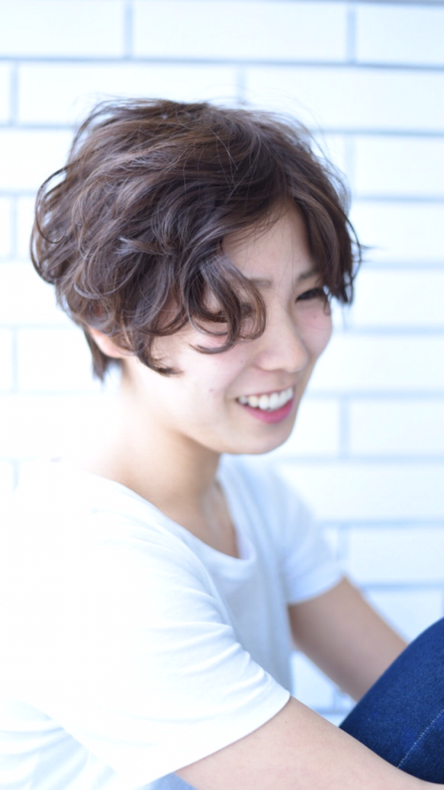 ショートヘアスタイル  マニッシュ ジェンダーレス 前下がり ショート ラベンダーアッシュ グレージュ ボーイッシュ うざバング うざバング