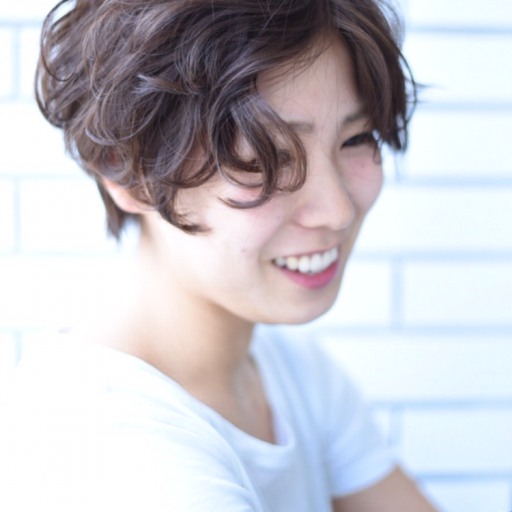 ショートヘアスタイル  マニッシュ ジェンダーレス 前下がり ショート ラベンダーアッシュ グレージュ ボーイッシュ うざバング うざバング