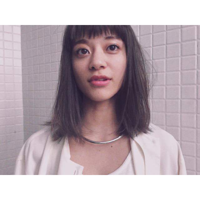 ミディアムヘアスタイル  ワンレン ロブ ストレート ニュアンス スモーキーアッシュ グレージュ 透明感