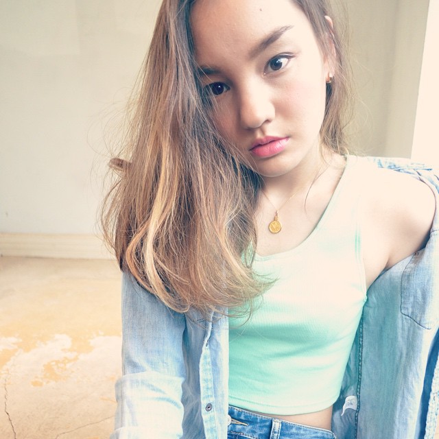 ロングヘアスタイル  山崎浩 ハイライト ドライ ヘルシー 耳かけ デニムシャツ 海 立川