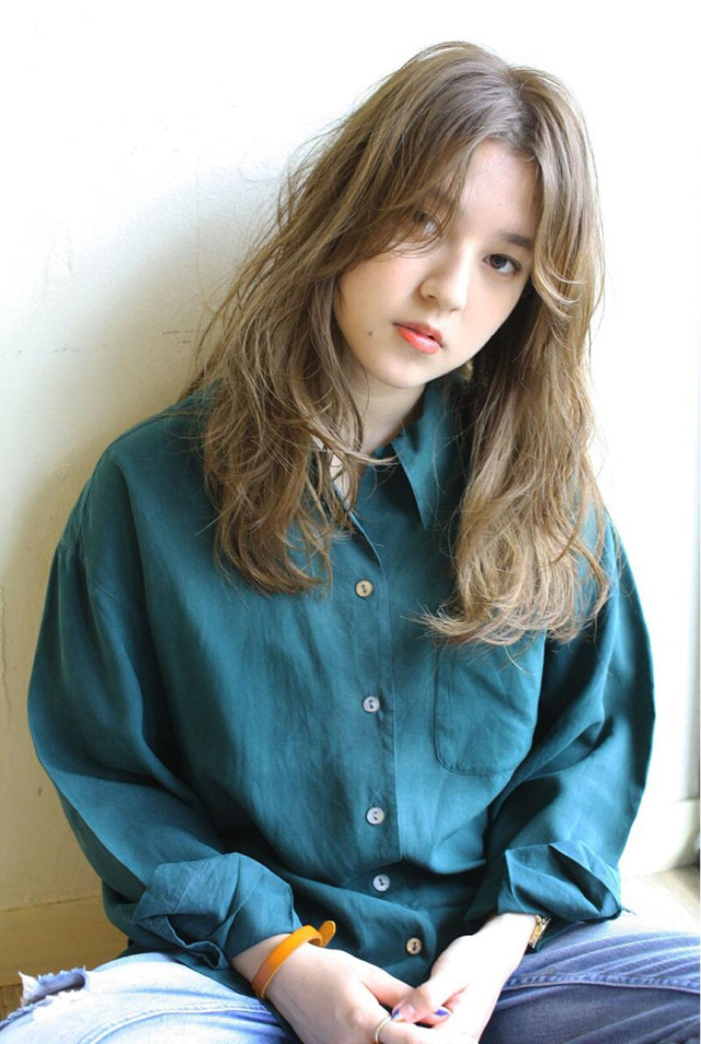 セミロングヘアスタイル  うざバング センターパート 無造作 外国人風 ラフ アンニュイ ウェット 透明感 ウェーブ アッシュ デニム