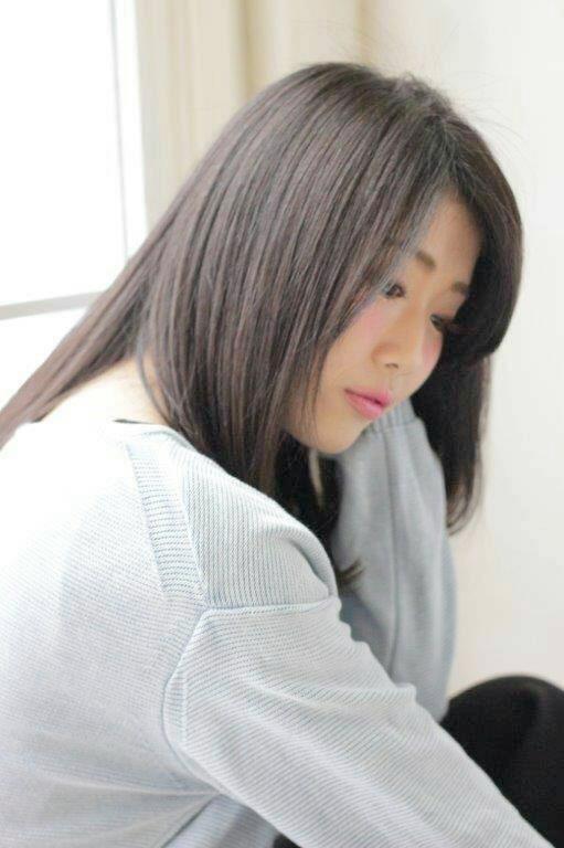 セミロングヘアスタイル  西海岸 ナチュラル 無造作 ガーリー ストレート カジュアル ダークトーン アッシュ グレージュ 透明感アッシュ つや 池袋 南池袋 セミロング ハイライト グラデーションカラー Aujua