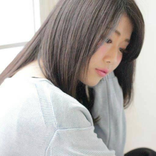 セミロングヘアスタイル  西海岸 ナチュラル 無造作 ガーリー ストレート カジュアル ダークトーン アッシュ グレージュ 透明感アッシュ つや 池袋 南池袋 セミロング ハイライト グラデーションカラー Aujua