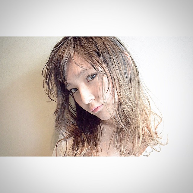 セミロングヘアスタイル  浅野目結花 ハイトーン ハイライト セミウェット 立川