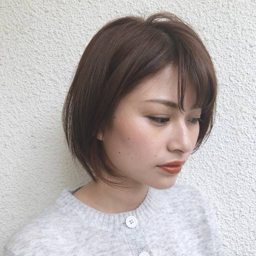 ボブヘアスタイル  ショートバング 眉上バング ニットベスト