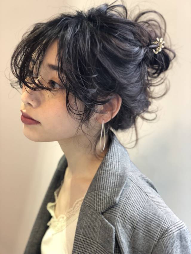 ヘアアレンジヘアスタイル  beyond ヘアアレンジ おだんごアレンジ ゆるふわ カジュアル ダークトーン シースルーバング 暗髪 ヘアアクセサリー メイク