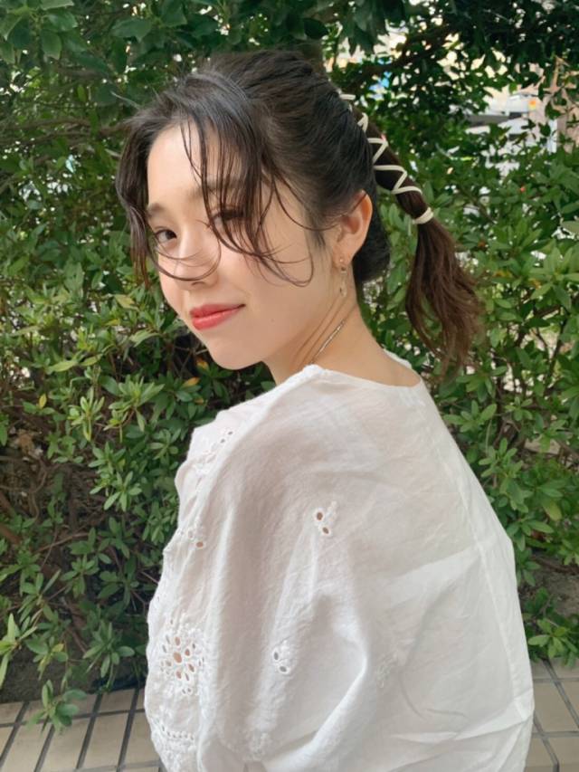 ヘアアレンジヘアスタイル  パーティーアレンジ アレンジ 簡単アレンジ カジュアルアレンジ ヘアアレンジ セルフアレンジ ツイストアレンジ ロングアレンジ ねじりアレンジ 前髪アレンジ サイドアレンジ ポニーテールアレンジ 透明感 モテ 愛され おフェロ センターパート ポニーテール
