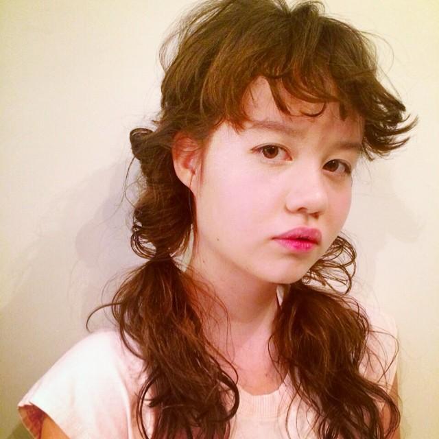 ショートヘアスタイル  前下がり パーマ センターパート 無造作 ラフ ボーイッシュ ハンサムショート アッシュ 透明感 BALLOON HAIR