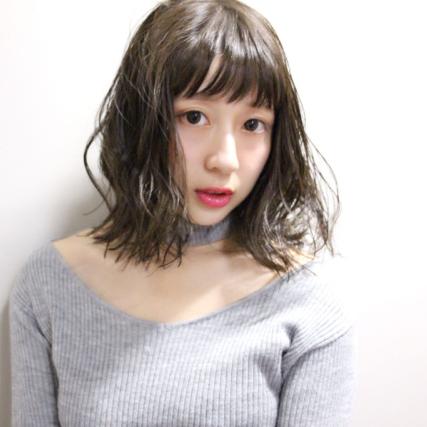 ミディアムヘアスタイル  carlm シースルーバング 外国人風 ラフ アンニュイ ウェット 透明感 ウェーブ アッシュ 福岡美容室 今泉美容室 minastyle チョッピーバング