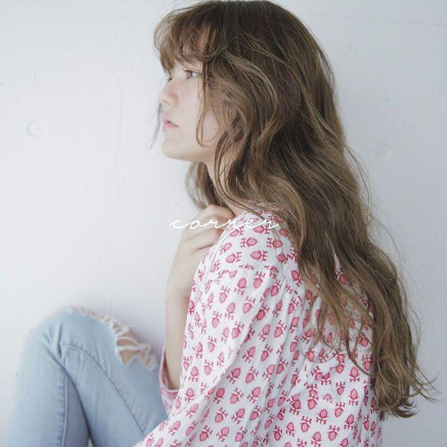 ボブヘアスタイル  Rizm センターパート 無造作 外国人風 耳かけ ラフ 外ハネ アンニュイ ウェット かきあげバング 透明感 ウェーブ アッシュ ちっぷハイライト イルミナカラー グレージュ throw