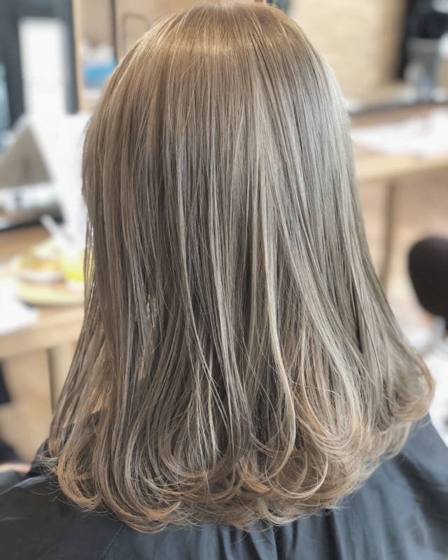 セミロングヘアスタイル  CORNER うざバング アッシュ ベージュ アッシュベージュ