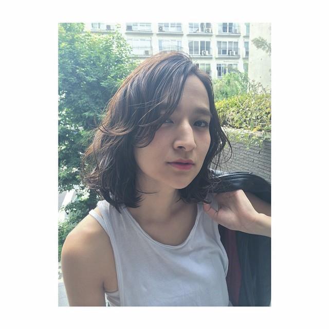 セミロングヘアスタイル  ダークトーン 黒髪 かきあげバング 無造作 ラフ くせ毛風 ウェーブ 耳かけ ナチュラル 透明感 roma