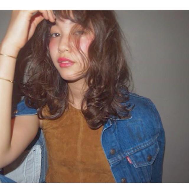 ミディアムヘアスタイル  月田由未 くせ毛風 外国人風 ラフ 透明感 デニムジャケット 渋谷