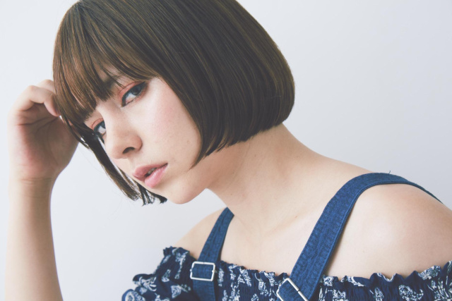 ボブヘアスタイル  ラフ 透明感 外国人風 ナチュラル 無造作 ショートバング 黒髪 ボブ おフェロ うざバング