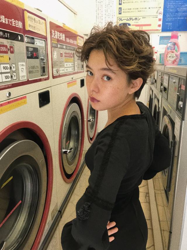 ボブヘアスタイル  vicca 'ekolu 無造作 外国人風 黒髪 ラフ 耳かけ アンニュイ ウェット 透明感 アッシュ 簡単スタイリング